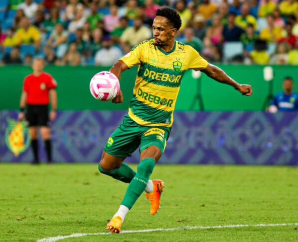 LUCAS MINEIRO ASSINA CONTRATO DEFINITIVO COM O CUIABÁ