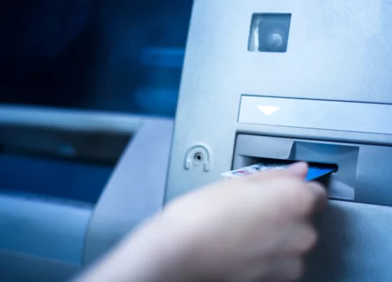 a-operacao-do-cartao-de-credito-e-usada-no-caixa-eletronico-do-banco