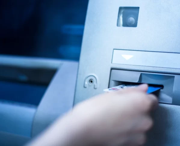 a-operacao-do-cartao-de-credito-e-usada-no-caixa-eletronico-do-banco