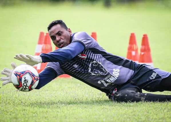 Academia contrata experiente goleiro Naldo