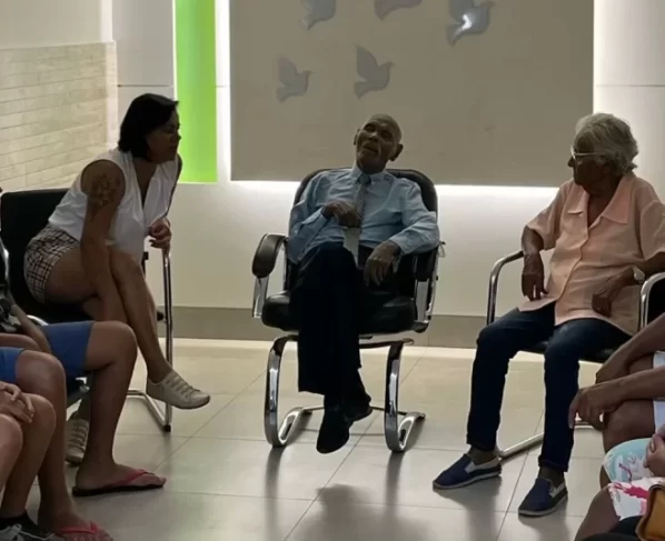 idoso-velado-sentado