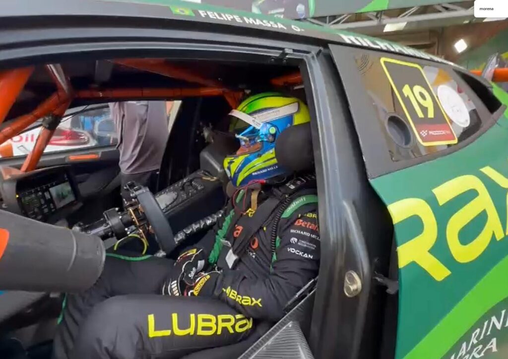 Felipe Massa dentro do carro, durante a manhã deste sábado (Foto: Giovanna Dauzacker)