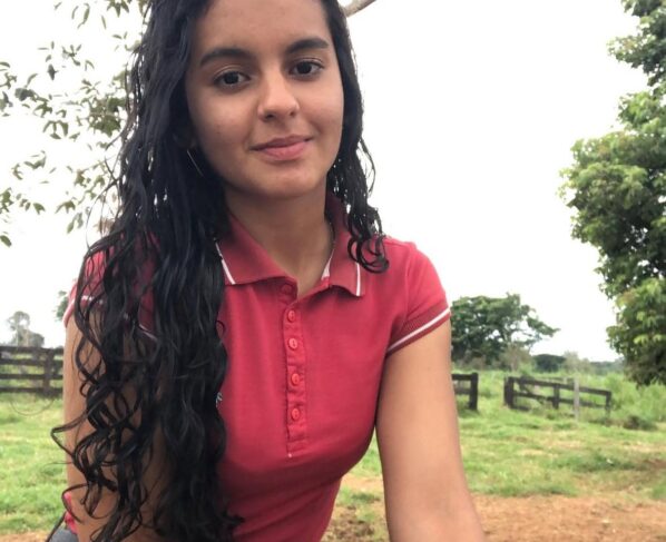 Yasmin Leite na lavoura de café