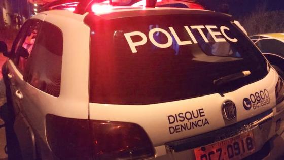A cena do crime foi isolada, e as equipes da Perícia Oficial e Identificação Técnica (Politec) e da Polícia Civil estiveram na casa para realizar os procedimentos necessários e iniciar as investigações