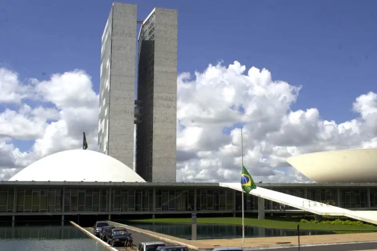 Lula sanciona reajuste salarial a servidores do Legislativo, mas barra